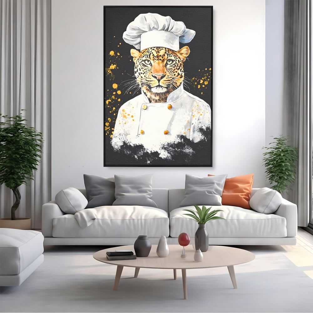 Tablou canvas cu tablou canvas cu leopard bucatar, in rama de aluminiu negru, pe perete intr-un living